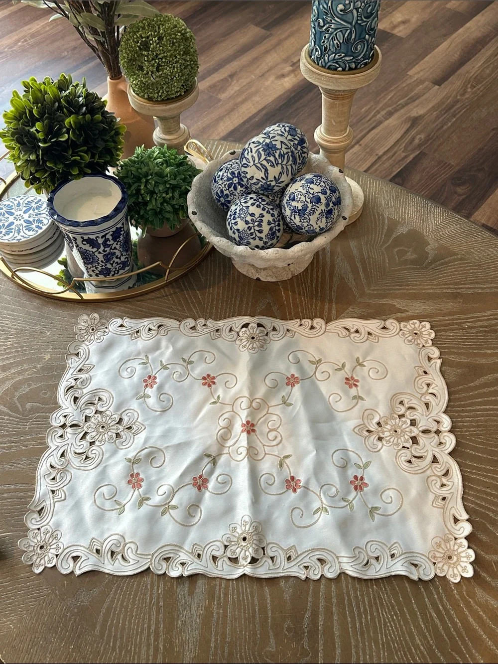 NWT! Vintage Inspired Shabby Chic Embroidered Floral Linen Centerpiece